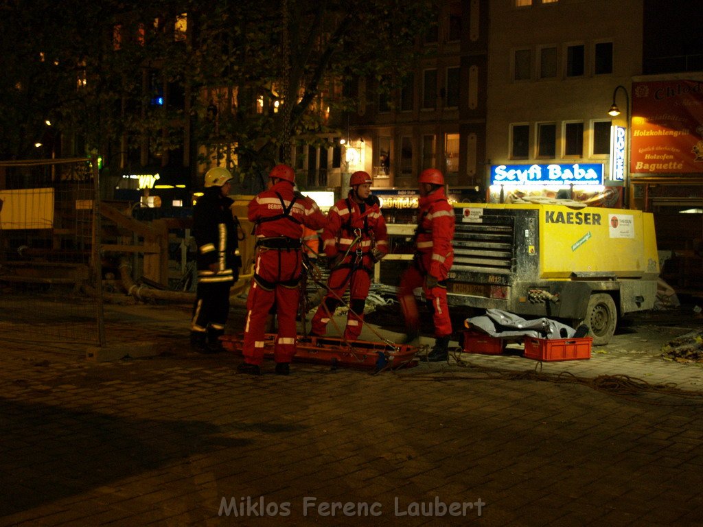 Einsatz BF Hoehenrettung Unfall in der Tiefe Person geborgen Koeln Chlodwigplatz   P50.JPG